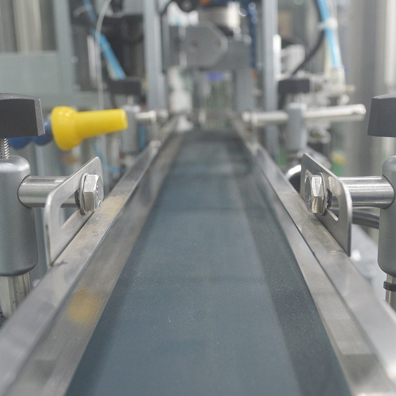 mit einer Drehzahl von mehr als 20 W und einer Breite von mehr als 20 W,