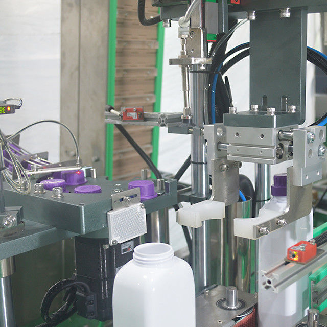 PLC-gesteuerte Verschlussmaschine für Manipulatorunterdeckungen in der täglichen chemischen Industrie