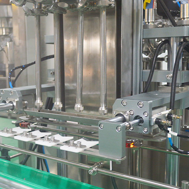 2023 Produktionslinie 1000 Flaschen pro Stunde mit 4 Düsenflaschenfüllger und Kolbenpumpe