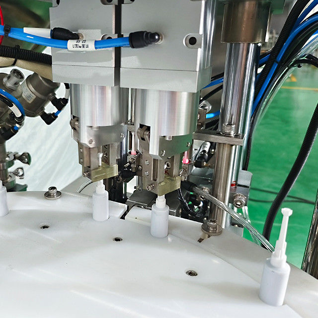 Kleine Dosis 10 ml Pneumatische 2-köpfige Füll- und Schraubverschlussmaschine für flüssiges Ölgel