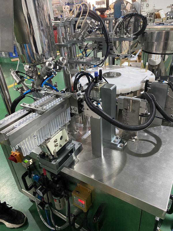 Voll automatisierte Schlauchfülldrüse Integrierte Maschine für Gelfüllung 1-10 ml Kapazität