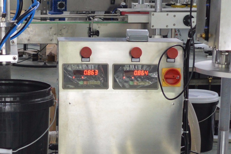 Erschwingliche 150 KG halbautomatische Füllmaschine mit Motor für Kernkomponenten