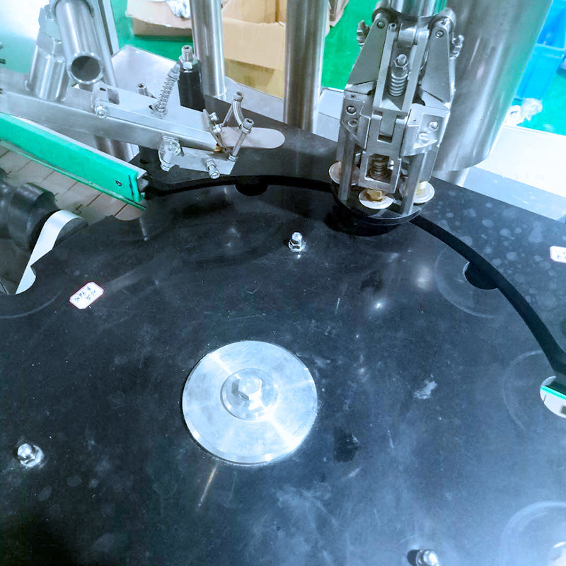 Lieferung Verkauf komplette automatische Verkleidungsmaschine für Wein/Liter/Spirituosen Guan Hong