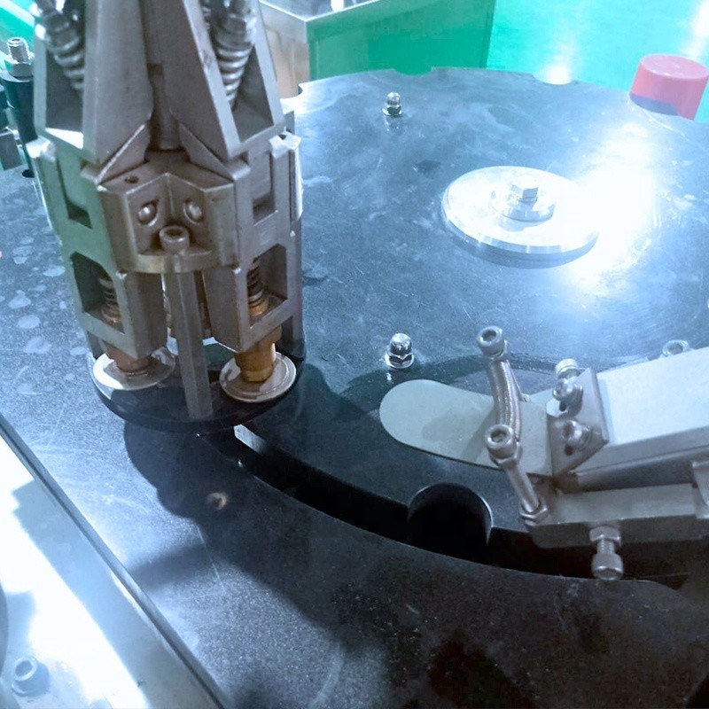 Lieferung Verkauf komplette automatische Verkleidungsmaschine für Wein/Liter/Spirituosen Guan Hong