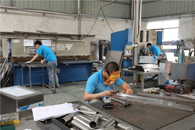 Automatische Schraubverschlussmaschine für Flaschendeckel aus Kunststoff