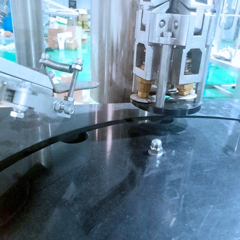 Wein/Literie/Flüssigkeit Glasflasche Metalldeckel Verschlussmaschine mit Motor Kernkomponenten